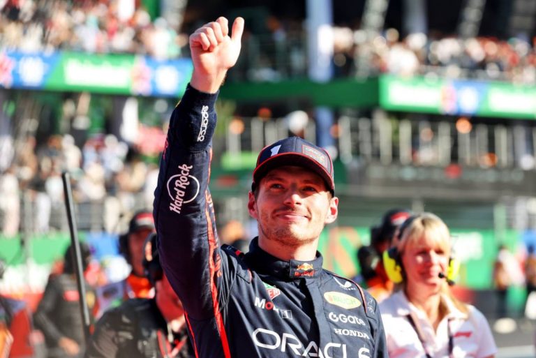 Verstappen waves fans Mexico